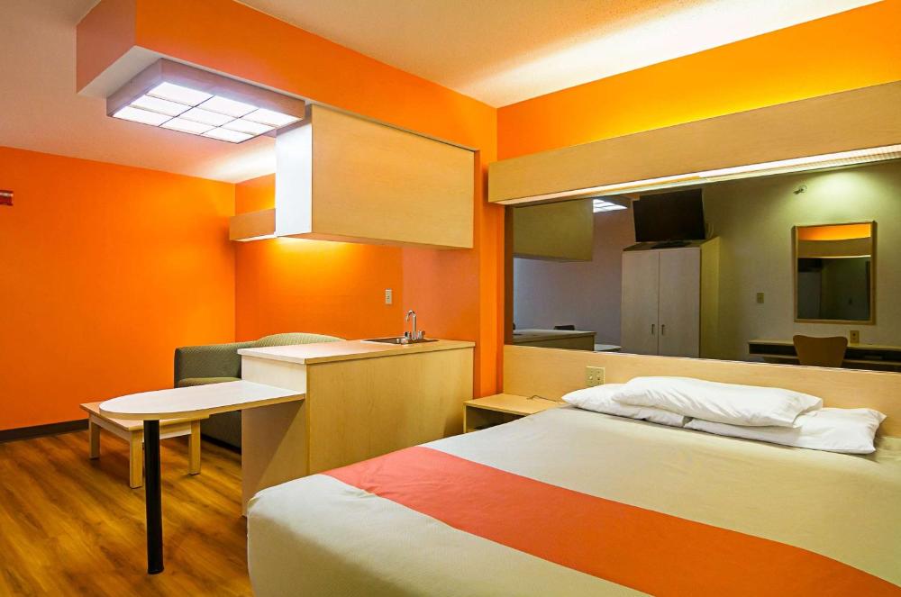 Queen Room - Non-Smoking interior